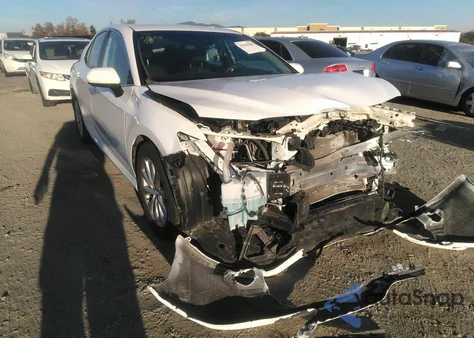 2019 Toyota Camry Le z USA, uszkodzony, nr VIN 4T1B11HK8KU740596